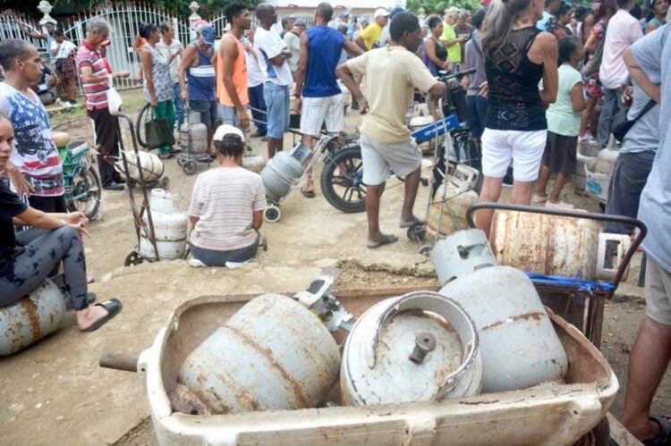 Aglomeración para adquirir gas licuado Foto: Ricardo López Hevia/ Granma.