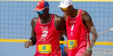 Los cubanos Noslen Díaz y Jorge Luis Alayo, principal dupla cubana de voleibol de playa. Foto: Calixto N. Llanes / Jit / Archivo.