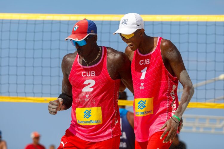 Los cubanos Noslen Díaz y Jorge Luis Alayo, principal dupla cubana de voleibol de playa. Foto: Calixto N. Llanes / Jit / Archivo.
