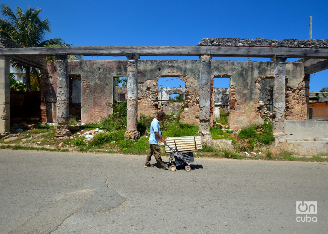 Un hombre pasa frente a las ruinas del Hotel Cojímar, en el poblado habanero de igual nombre. Foto: Otmaro Rodríguez.