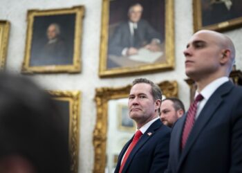 El asesor de seguridad nacional de EE. UU., Mike Waltz (C), y el subjefe de gabinete de la Casa Blanca, James Blair (D), durante una reunión con el presidente Trump. Foto: EFE/EPA/AL DRAGO / POOL.