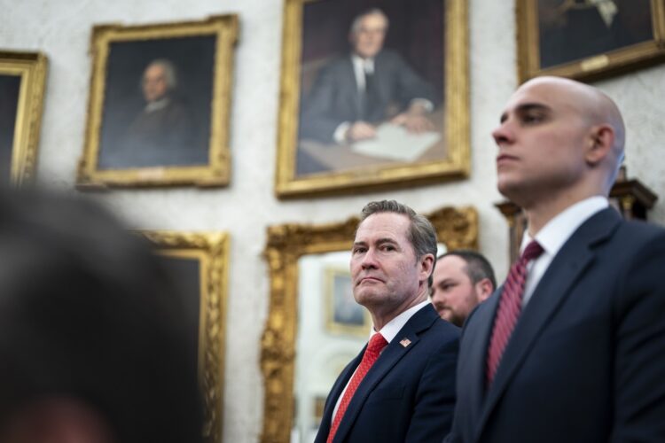 El asesor de seguridad nacional de EE. UU., Mike Waltz (C), y el subjefe de gabinete de la Casa Blanca, James Blair (D), durante una reunión con el presidente Trump. Foto: EFE/EPA/AL DRAGO / POOL.