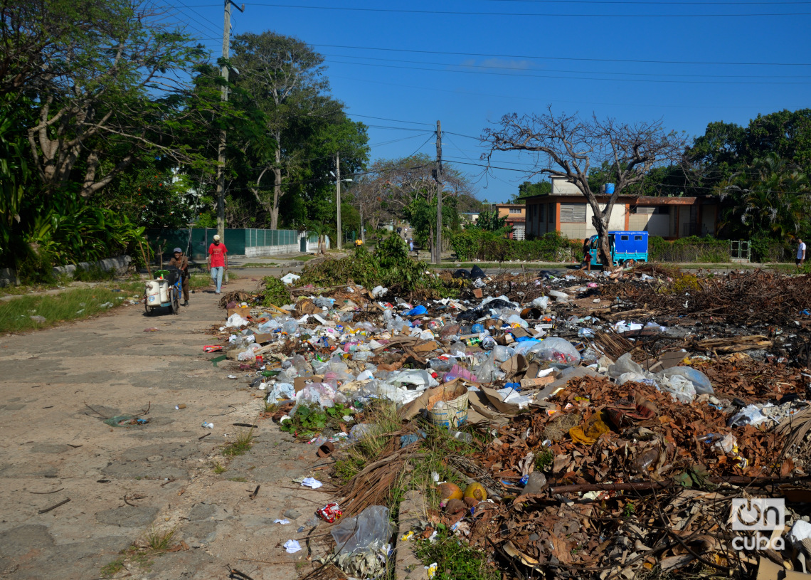 Basura en la calle 31 de Cojímar. Foto: Otmaro Rodríguez.