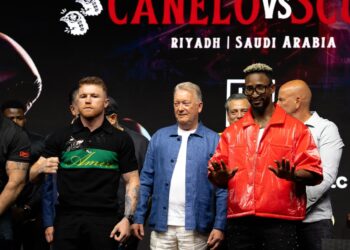 William Scull (derecha) y Saúl "Canelo" Álvarez durante la última rueda de prensa previa a su pelea para unificar los títulos de las 168 libras. Foto: AGON SPORTS.