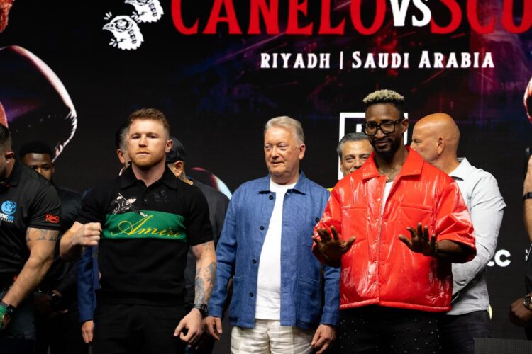 William Scull (derecha) y Saúl "Canelo" Álvarez durante la última rueda de prensa previa a su pelea para unificar los títulos de las 168 libras. Foto: AGON SPORTS.