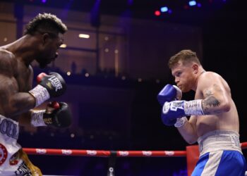 William Scull (izquierda) y "Canelo" Álvarez protagonizaron un combate sin picante en el que el mexicano salió airoso. Foto: DAZN Boxing.