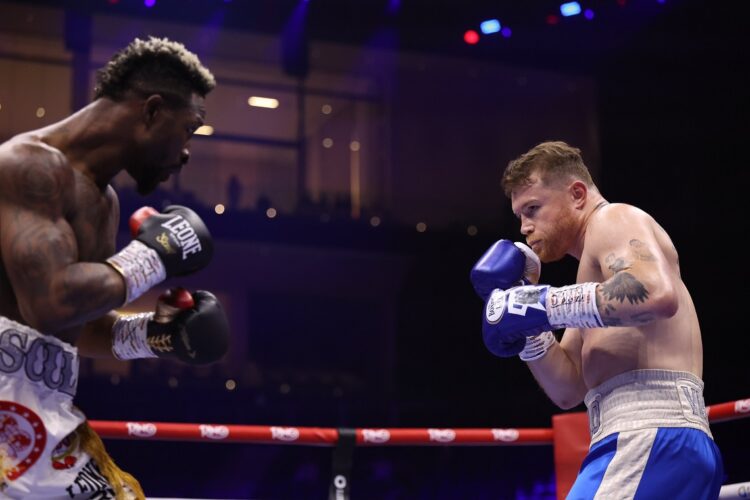 William Scull (izquierda) y "Canelo" Álvarez protagonizaron un combate sin picante en el que el mexicano salió airoso. Foto: DAZN Boxing.