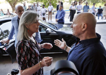 La princesa de Hannover, Carolina de Mónaco (i), conversa con el director y coreógrafo del Ballet de Montecarlo, Jean-Chistophe Maillot, este viernes, en La Habana. Foto:  Ernesto Mastrascusa/EFE.
