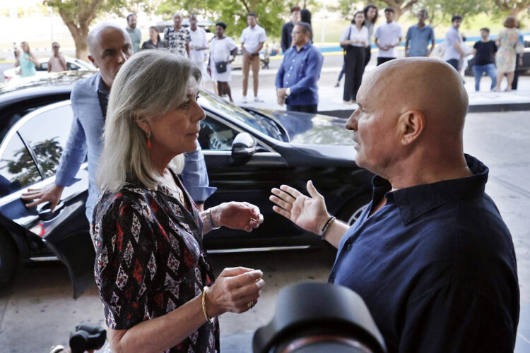 La princesa de Hannover, Carolina de Mónaco (i), conversa con el director y coreógrafo del Ballet de Montecarlo, Jean-Chistophe Maillot, este viernes, en La Habana. Foto:  Ernesto Mastrascusa/EFE.