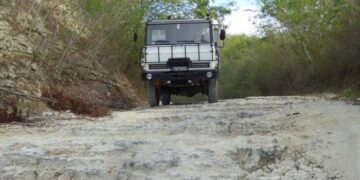 Un carretera en mal estado en Cuba. Foto: Granma.