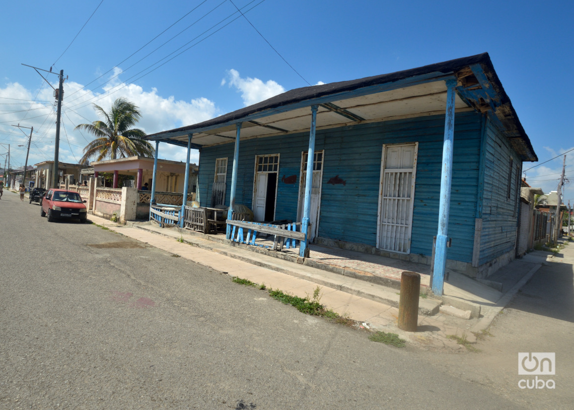 Casa de madera en la calle Martí Real, en Cojímar. Foto: Otmaro Rodríguez.