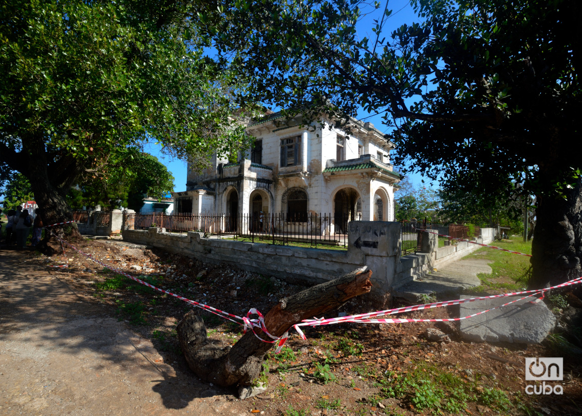 Esta casona fue vivienda, luego escuela en el poblado habanero de Cojímar. Foto: Otmaro Rodríguez.