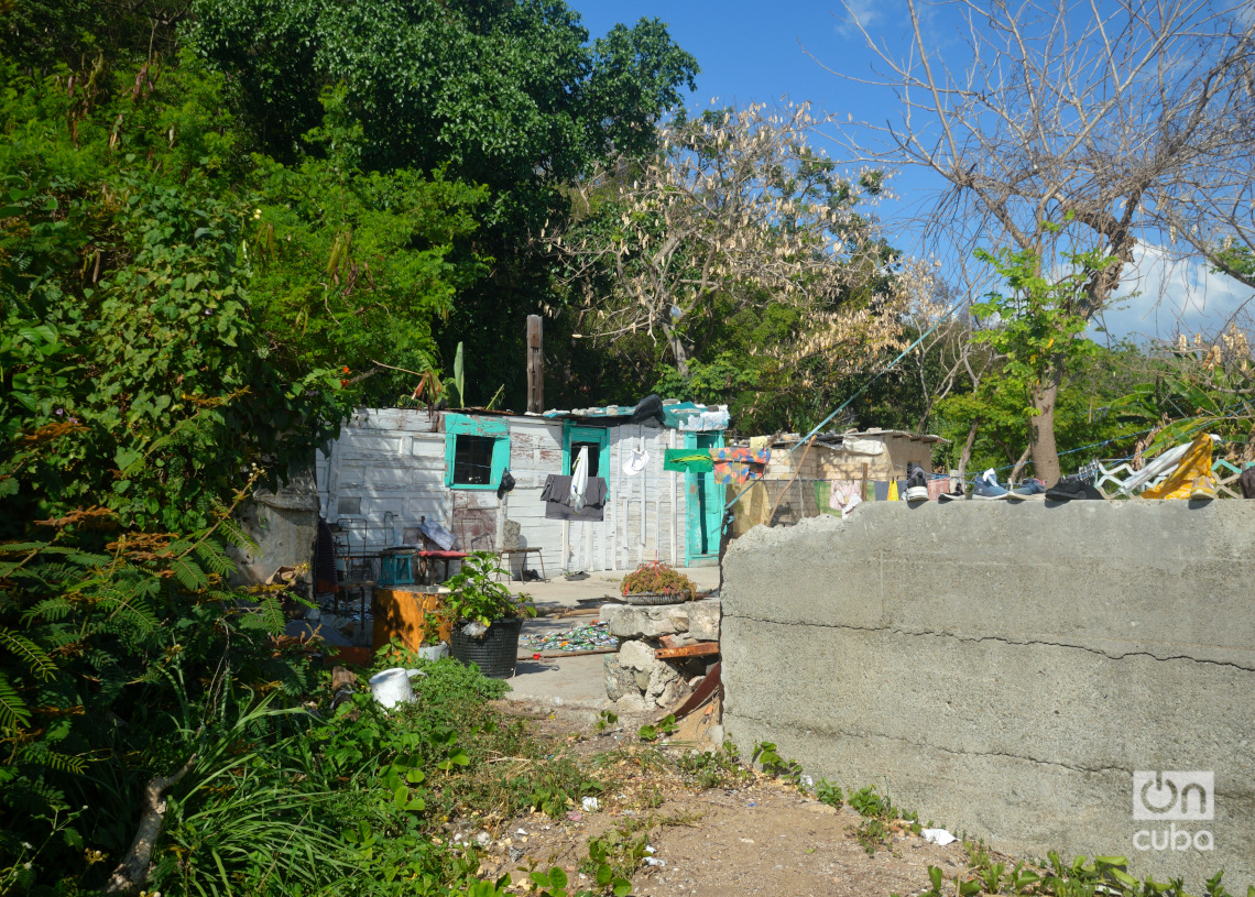 Humildes casas en las laderas del Cristo de La Habana, cerca del Muelle del Carbón, en Casablanca. Foto: Otmaro Rodríguez.