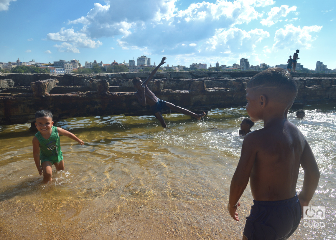 Niños disfrutando en la playita del Muelle de Carbón, en Casablanca. Foto: Otmaro Rodríguez.
