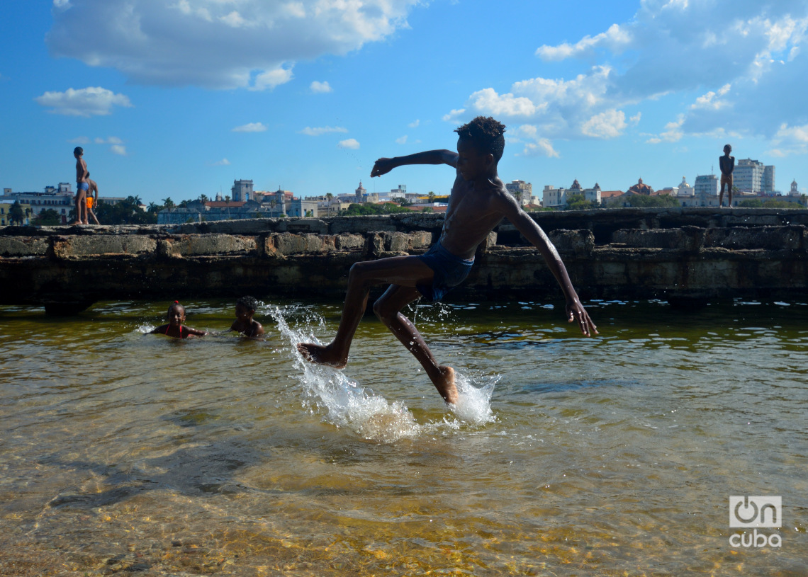 Niños disfrutando en la playita del Muelle de Carbón, en Casablanca. Foto: Otmaro Rodríguez.