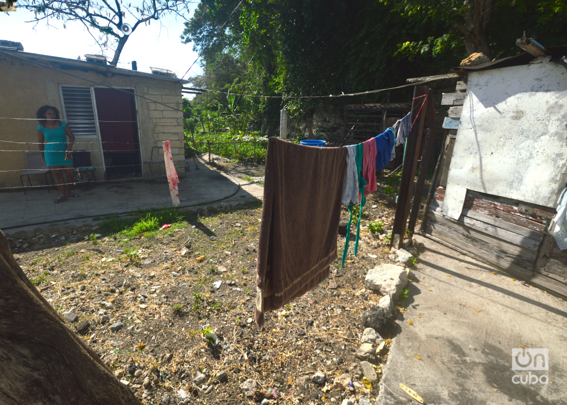 Humildes casas en las laderas del Cristo de La Habana, cerca del Muelle del Carbón, en Casablanca. Foto: Otmaro Rodríguez.