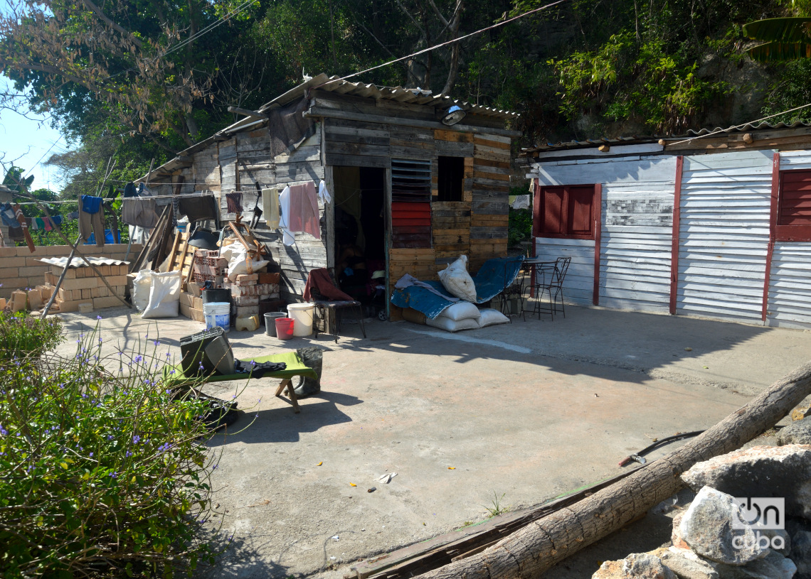Humildes casas en las laderas del Cristo de La Habana, cerca del Muelle del Carbón, en Casablanca. Foto: Otmaro Rodríguez.