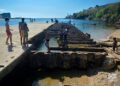 Bañistas en el antiguo Muelle del Carbón, en Casablanca. Foto: Otmaro Rodríguez.