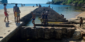 Bañistas en el antiguo Muelle del Carbón, en Casablanca. Foto: Otmaro Rodríguez.