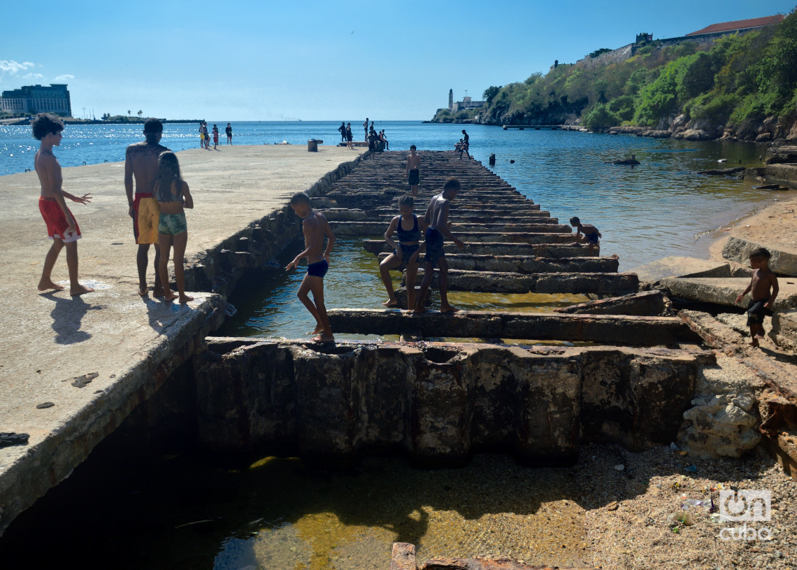 Bañistas en el antiguo Muelle del Carbón, en Casablanca. Foto: Otmaro Rodríguez.
