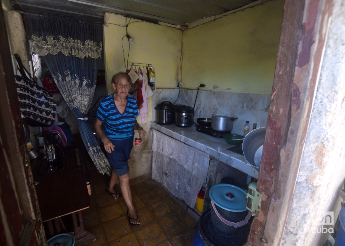 Una señora en una casa cerca del antiguo Muelle del Carbón, en Casablanca. Foto: Otmaro Rodríguez.