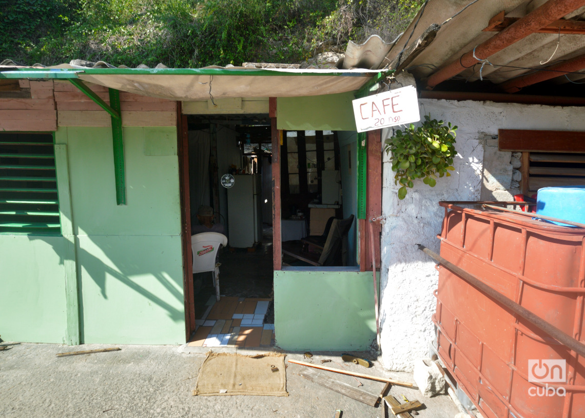 Venta de café en una casa, cerca del Muelle del Carbón, en Casablanca. Foto: Otmaro Rodríguez.