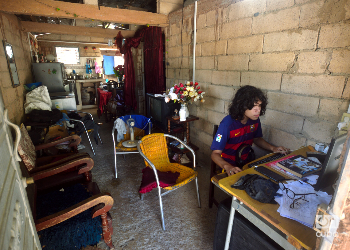 Un joven estudia en una casa cerca del antiguo Muelle del Carbón, en Casablanca. Foto: Otmaro Rodríguez.