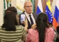 El vice primer ministro de Rusia Dmitri Chernishenko durante un intercambio con la prensa que Cuba que cubre la visita del presidente Miguel Díaz-Canel al país eslavo. Foto: @PresidenciaCuba ( X.