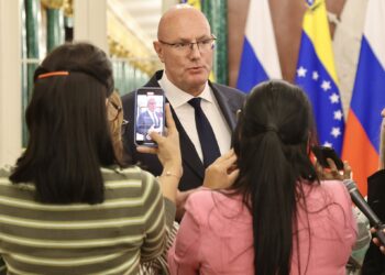 El vice primer ministro de Rusia Dmitri Chernishenko durante un intercambio con la prensa que Cuba que cubre la visita del presidente Miguel Díaz-Canel al país eslavo. Foto: @PresidenciaCuba ( X.