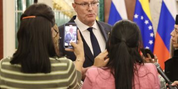 El vice primer ministro de Rusia Dmitri Chernishenko durante un intercambio con la prensa que Cuba que cubre la visita del presidente Miguel Díaz-Canel al país eslavo. Foto: @PresidenciaCuba ( X.