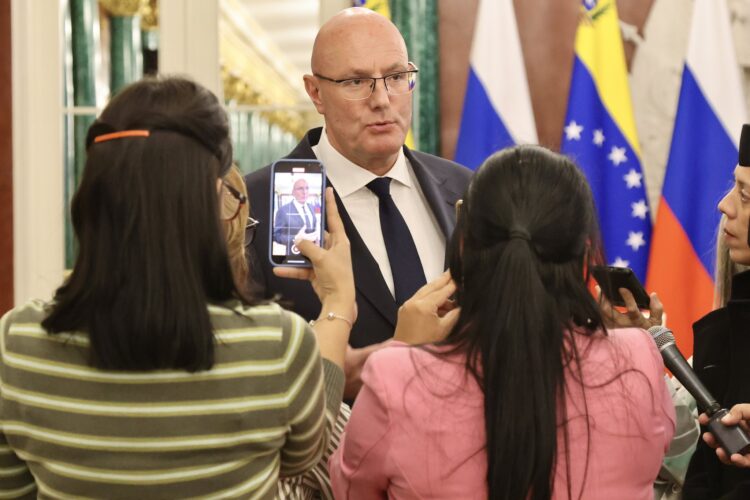 El vice primer ministro de Rusia Dmitri Chernishenko durante un intercambio con la prensa que Cuba que cubre la visita del presidente Miguel Díaz-Canel al país eslavo. Foto: @PresidenciaCuba ( X.