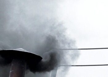 El humo negro: no hay papa todavía. Foto: Vatican News.