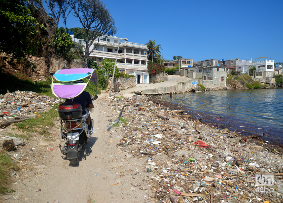 Ciclovía en la playa de Cojimar. Foto: Otmaro Rodríguez.