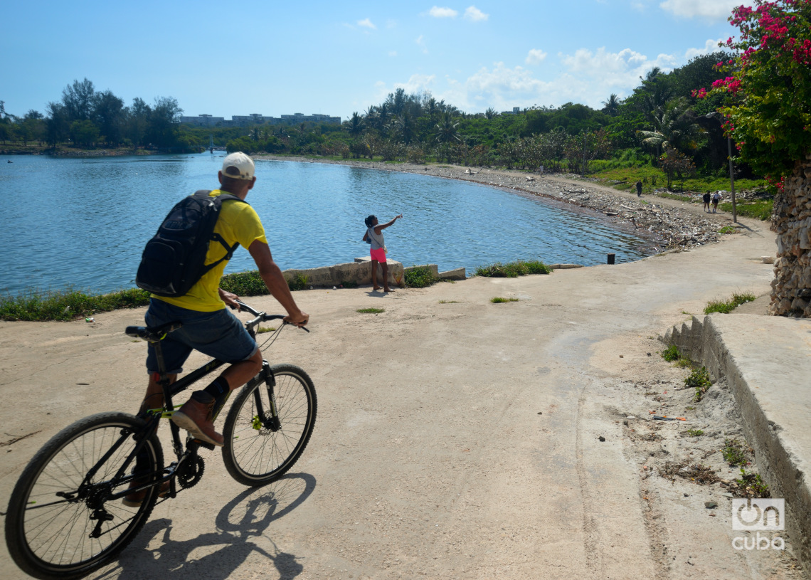 Ciclovía en la playa de Cojímar. Foto: Otmaro Rodríguez