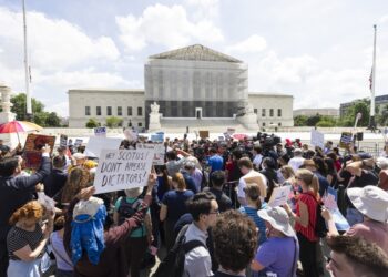 Manifestantes frente a la Corte Suprema de EEUU el 15 de mayo de 2025. Foto: EFE/EPA/JIM LO SCALZO.
