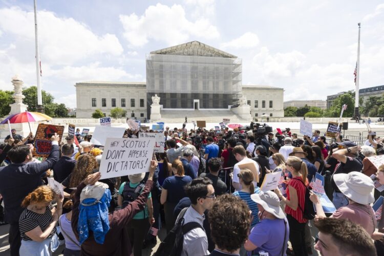 Manifestantes frente a la Corte Suprema de EEUU el 15 de mayo de 2025. Foto: EFE/EPA/JIM LO SCALZO.