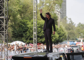 El actor estadounidense Tom Cruise saluda a sus fanáticos en el estreno de 'Misión Imposible: la sentencia final', en Ciudad de México Foto:. EFE/ Isaac Esquivel.