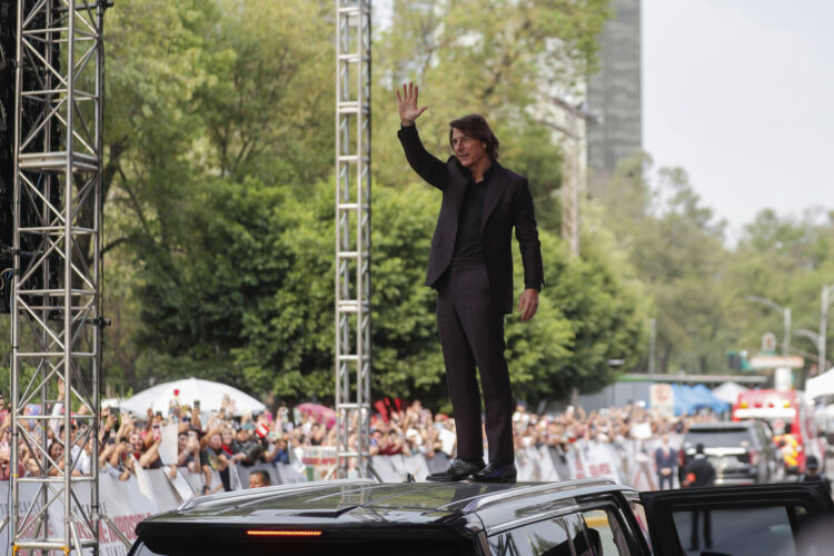 El actor estadounidense Tom Cruise saluda a sus fanáticos en el estreno de 'Misión Imposible: la sentencia final', en Ciudad de México Foto:. EFE/ Isaac Esquivel.