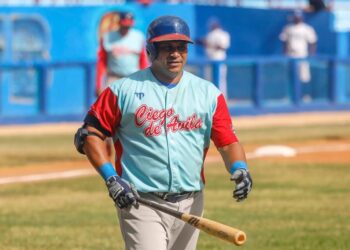 El veterano Frederich Cepeda aportó con el madero a la causa de los Tigres avileños. Foto: Prensa Latina (PL)
