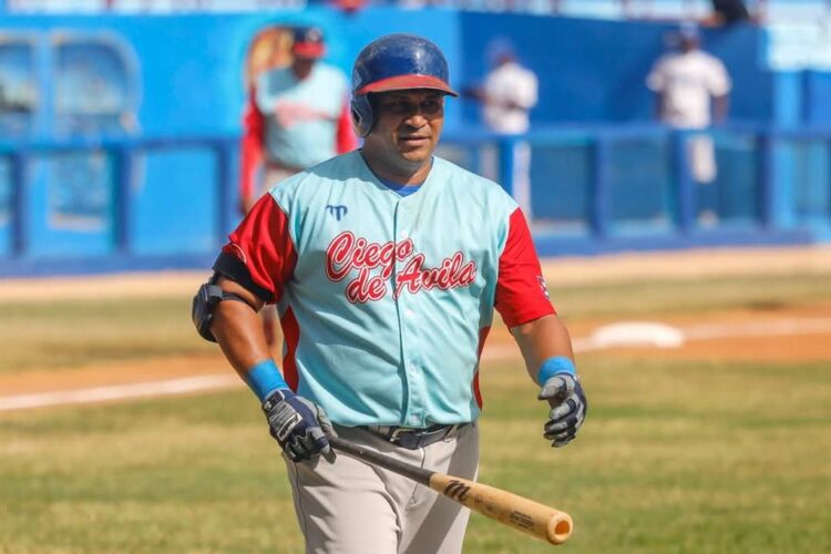 El veterano Frederich Cepeda aportó con el madero a la causa de los Tigres avileños. Foto: Prensa Latina (PL)