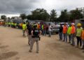 La policía federal durante el arresto de más de 100 inmigrantes indocumentados en un sitio de construcción en Tallahassee, Florida. Foto: Oficina de Investigaciones de Seguridad Nacional (HSI, Tampa), archivo.