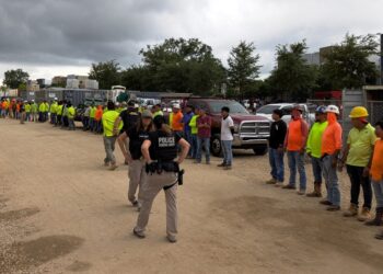 La policía federal durante el arresto de más de 100 inmigrantes indocumentados en un sitio de construcción en Tallahassee, Florida. Foto: Oficina de Investigaciones de Seguridad Nacional (HSI, Tampa.)