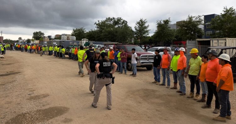 La policía federal durante el arresto de más de 100 inmigrantes indocumentados en un sitio de construcción en Tallahassee, Florida. Foto: Oficina de Investigaciones de Seguridad Nacional (HSI, Tampa), archivo.