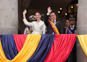 El presidente de Ecuador, Daniel Noboa, saluda junto a su esposa Lavinia Valbonesi desde un balcón del Palacio de Carondelet. Foto: Vicente Costales.