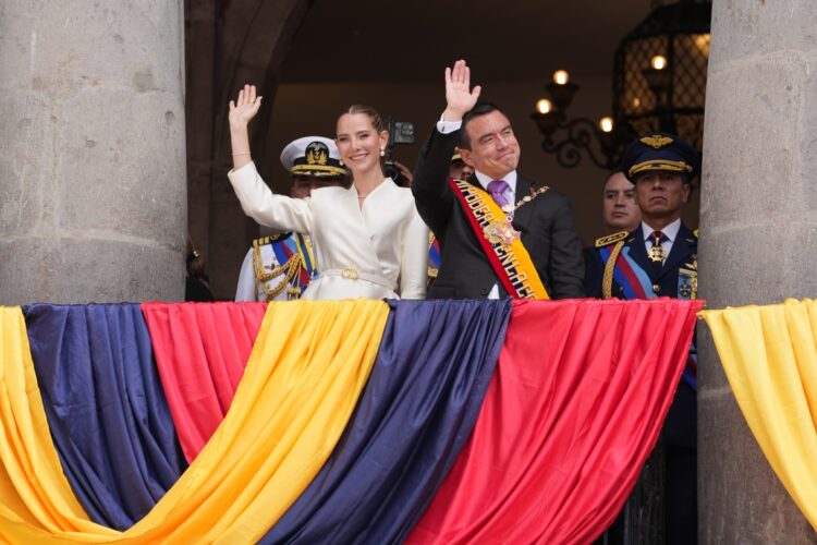 El presidente de Ecuador, Daniel Noboa, saluda junto a su esposa Lavinia Valbonesi desde un balcón del Palacio de Carondelet. Foto: Vicente Costales.