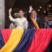 El presidente de Ecuador, Daniel Noboa, saluda junto a su esposa Lavinia Valbonesi desde un balcón del Palacio de Carondelet. Foto: Vicente Costales.