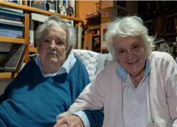 El expresidente José Pepe Mujica y su inseparable Lucía Topolansky, exsenadora de la república uruguaya. Foto:  Leticia Martínez en X.