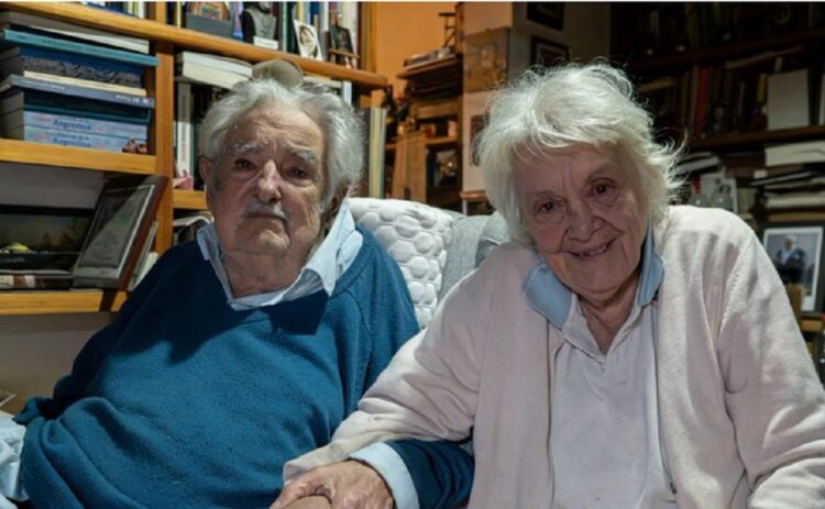 El expresidente José Pepe Mujica y su inseparable Lucía Topolansky, exsenadora de la república uruguaya. Foto:  Leticia Martínez en X.