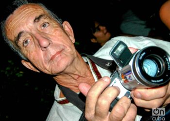 Luis Hernández, El Plátano, con la cámara que le regaló Silvio Rodríguez. Foto: Kaloian.