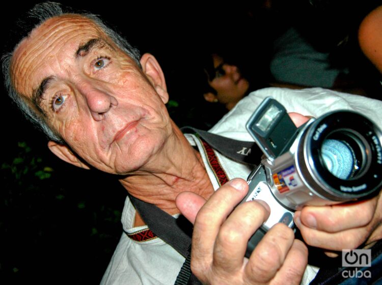 Luis Hernández, El Plátano, con la cámara que le regaló Silvio Rodríguez. Foto: Kaloian.